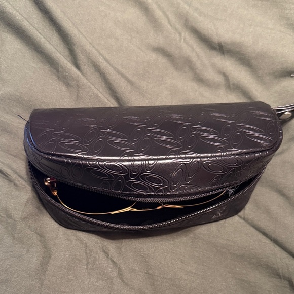 Oakley Tortoiseshell Frame Sunglasses with Blue Lenses with case - Picture 5 of 5